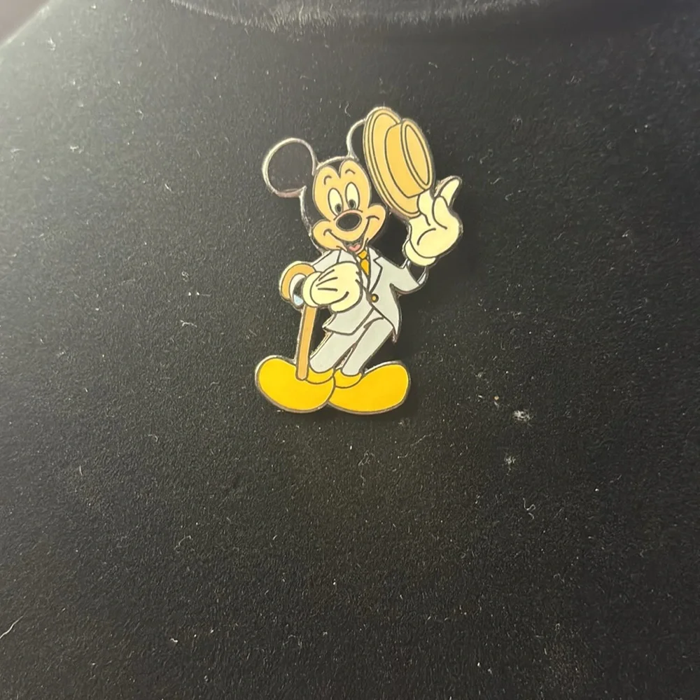 Springtime Straw Hat Mickey
Mickey Mouse Trading Pin - Picture 2 of 5